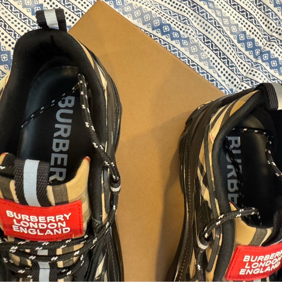 Burberry Black and Cream Sneakers with Bold Pattern - Picture 4 of 10